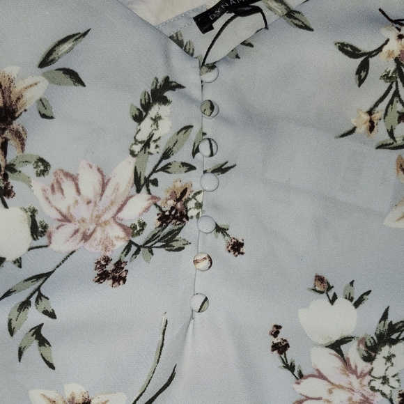 Dynamite blue floral blouse in size Large NWT - Picture 9 of 15